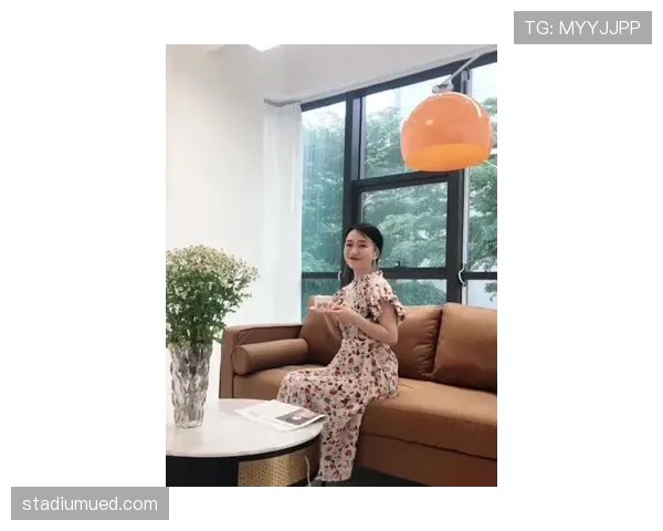 唐佳豪穿拖鞋逛大牌，手上那只包对普通人就是一套房