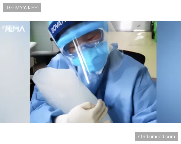 崔家溪训练完直接啃冰块降温，这自律狠人连喝水都算卡路里？