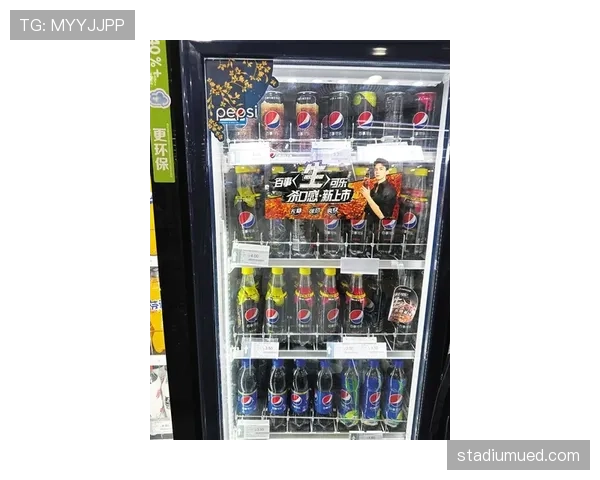 辛德hu家的冰箱里塞满能量饮料，训练完直接喝三瓶？